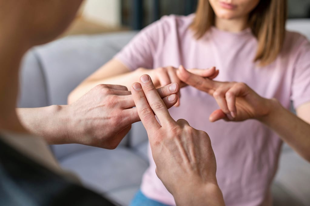 couple-talking-using-sign-language